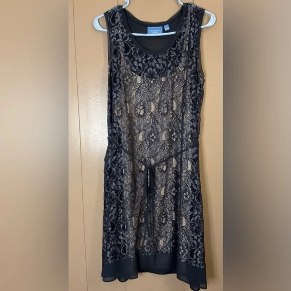 SIMPLY VERA VERA WANG SLEEVELESS BLUE LACE OVERLAY WITH BEIGE SLIP SIZE LARGE SIMPLY VERA VERA WANG SLEEVELESS BLUE LACE OVERLAY WITH BEIGE SLIP SIZE LARGE